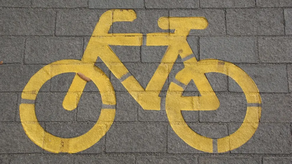 Un estudio asocia la longitud de la red de vías ciclistas con el tipo de transporte elegido y los beneficios para la salud y para la economía.