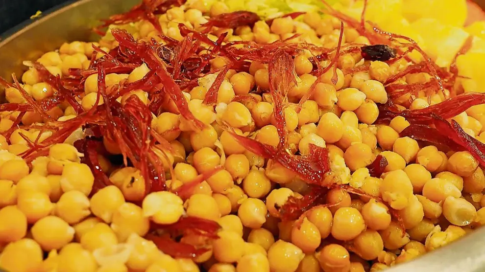 Uno de los 'vuelcos' del cocido que sirven en el restaurante Parrilla Albarracín, en Zaragoza.