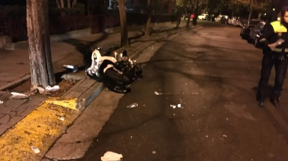 La motocicleta de la víctima, en la calle de Comín Ros, después de que se produjera el accidente.