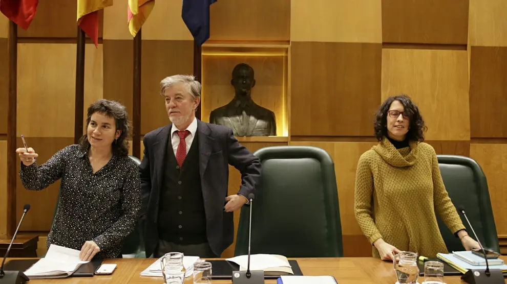 El alcalde de Zaragoza, Pedro Santisteve, junto a las concejalas Luis Broto y Elena Giner, en el pleno municipal de este lunes.