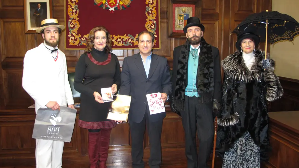 Varios de los actores vestidos de acuerdo al periodo modernista que promocionarán la ciudad en FITUR posan en el Ayuntamiento.