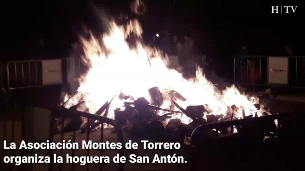 Torrero celebra San Antón con su tradicional hoguera