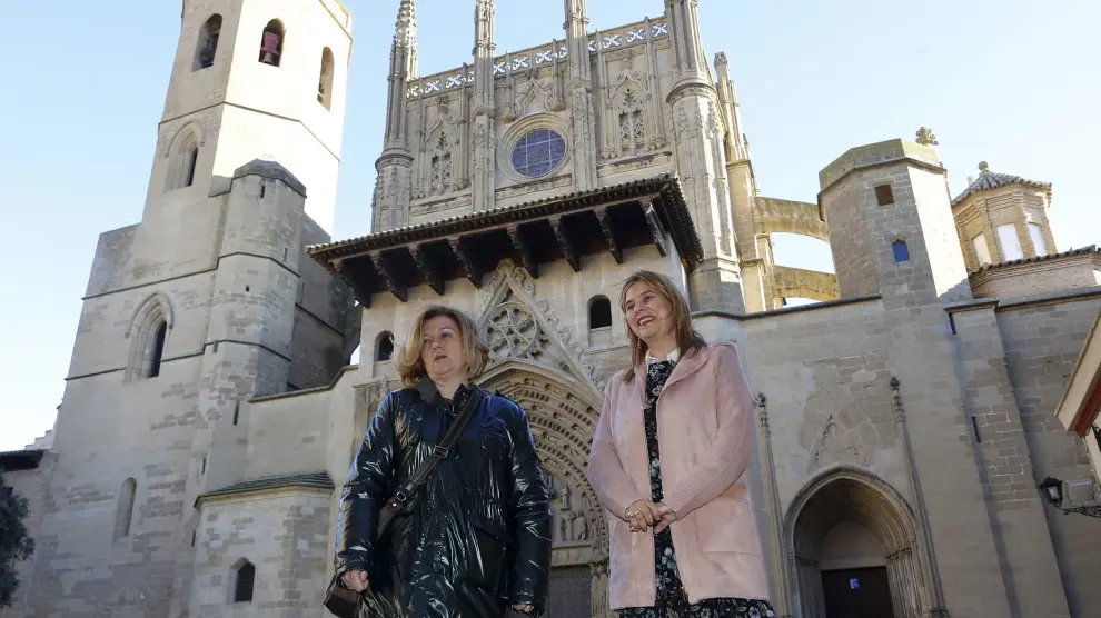La técnico de Turismo Sonia Blanco y la concejala Yolanda de Miguel delante de la catedral de Huesca,el monumento que más llama la atención a los visitantes