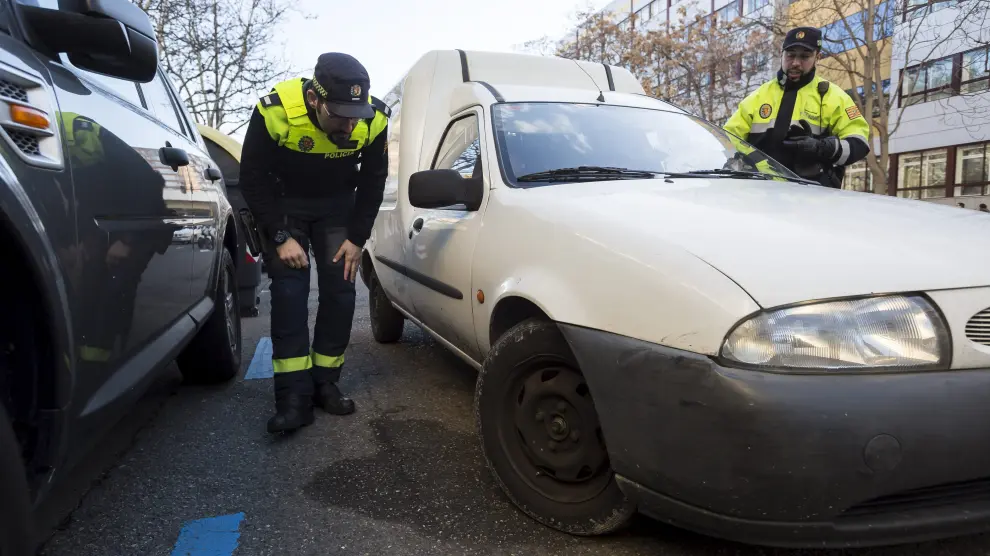 Dos agentes comprueban los neumáticos de un vehículo durante un control en el paseo de la Mina de Zaragoza.