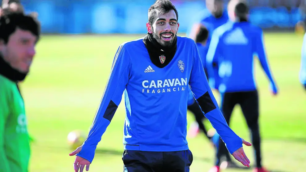 Borja Iglesias se interroga durante un entrenamiento con el Real Zaragoza.
