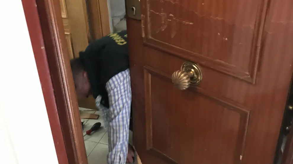 Un cerrajero repara la puerta de una de las viviendas registradas en Valencia