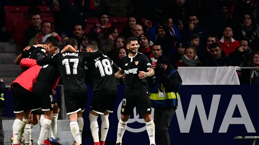 Los jugadores del Sevilla celebran uno de los goles