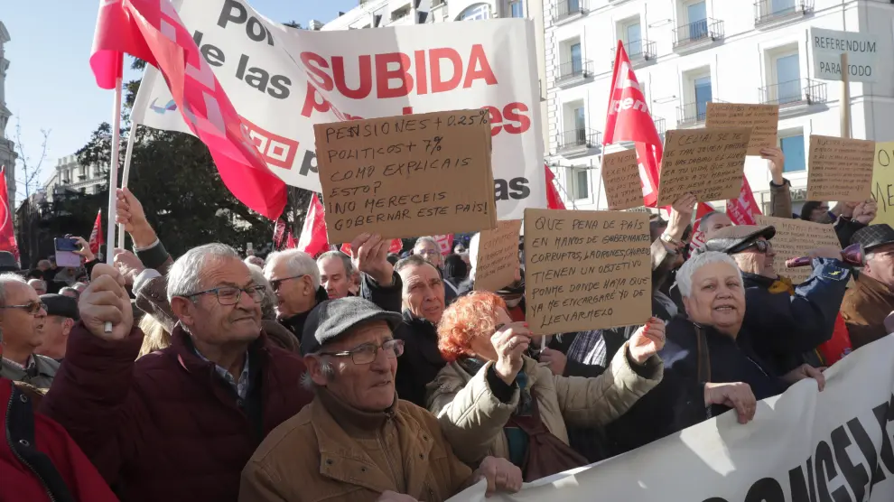 Centenares de pensionistas en una concentración a la puertas del Congreso.