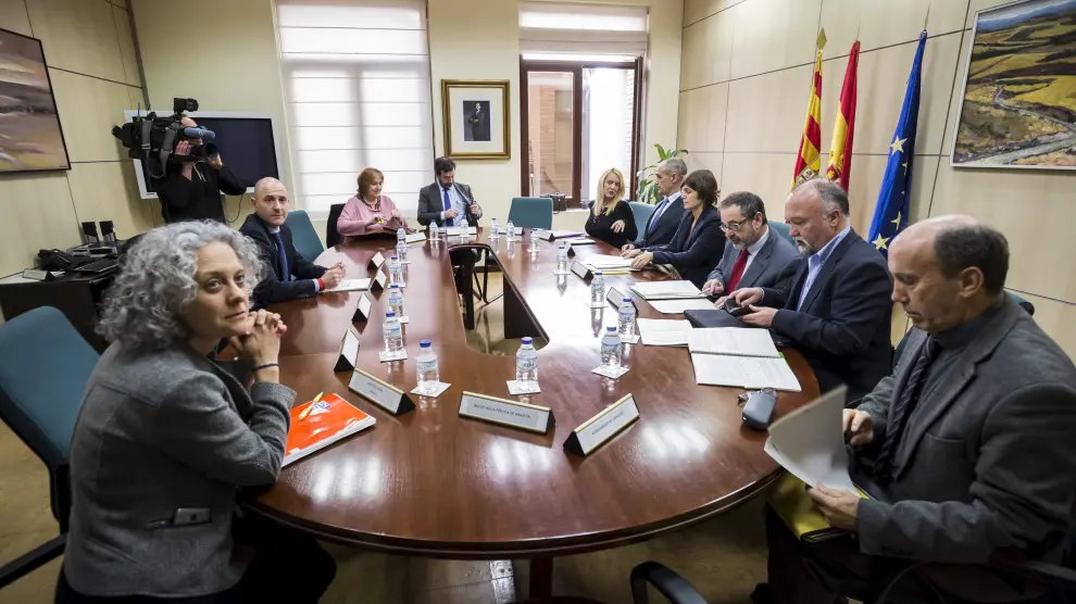 Gobierno de Aragón, empresarios, consumidores y representantes de municipios y provincias, ayer en la mesa del ICA