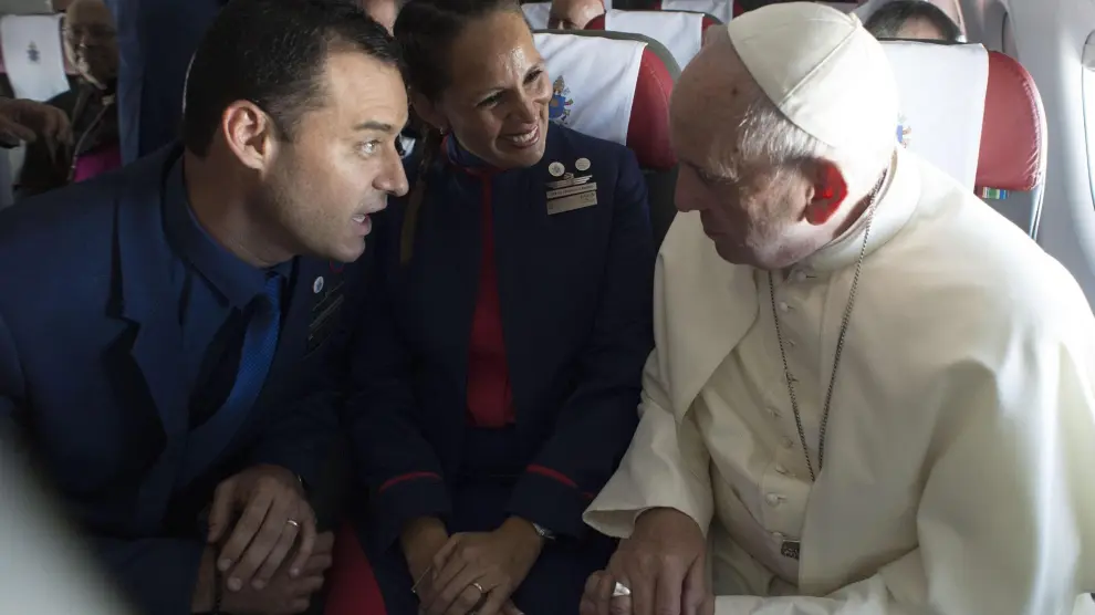 El Papa, con los dos tripulantes a los que ha casado