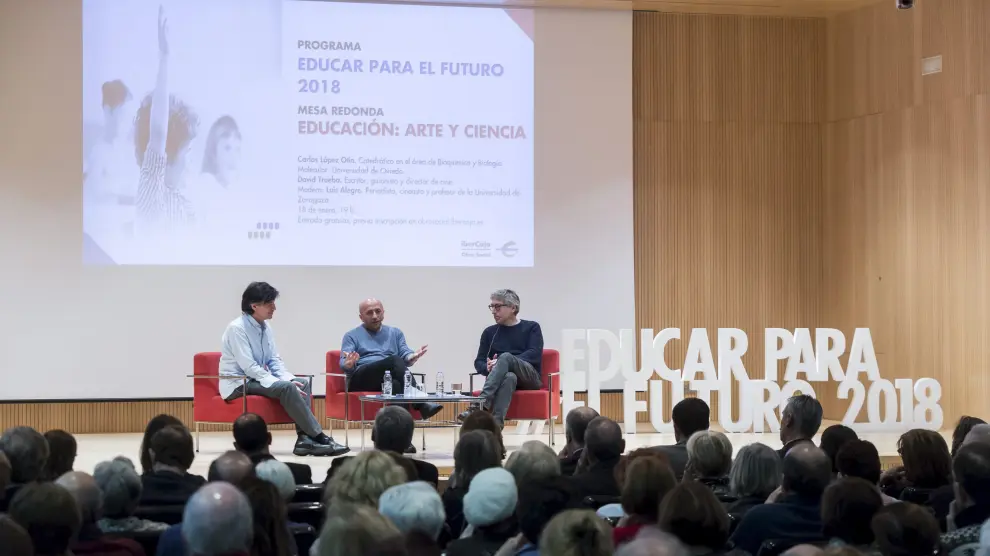 Carlos López Otín, Luis Alegre (moderador del encuentro) y David Trueba, durante la mesa redonda 'Educación: arte y ciencia'