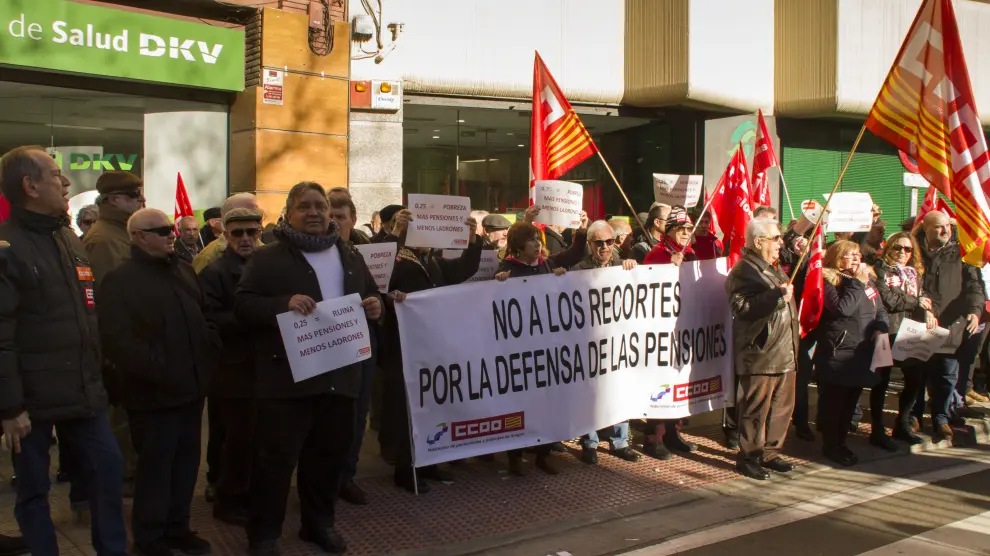 concentración de pensionistas y jubilados a las puertas de la Dirección Provincial del INSS, convocados por Comisiones Obreras en Aragón.