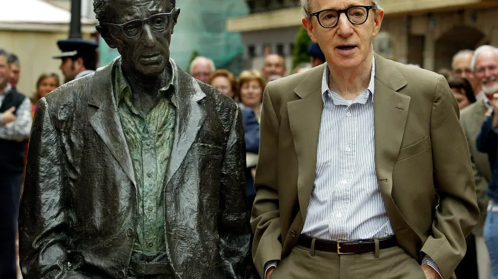 Woody Allen, junto a su estatua en Oviedo en 2005