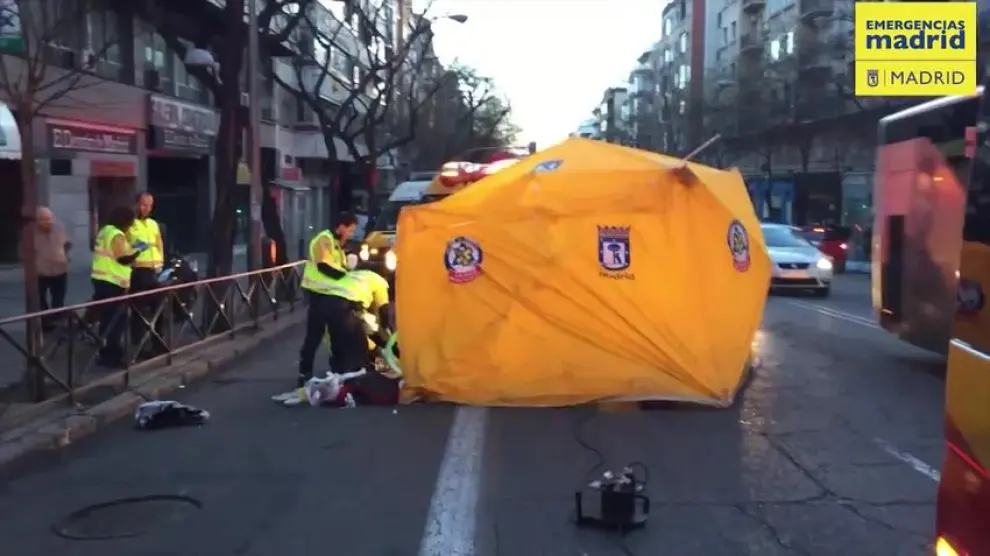 Muere un motorista de 37 años tras golpearse con una valla en Madrid