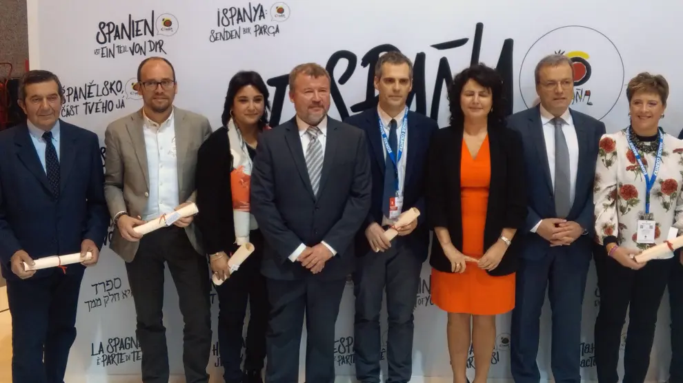 todos los galardonados de esta edición, con Guillermo Palacín, Vicepresidente de la Hoya de Huesca, el primero por la izquierda y la Secretaria de Estado de Turismo en el centro de la imagen (tercera por la derecha)