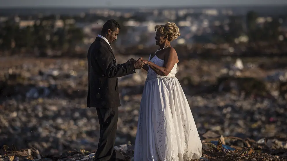 Una pareja de "catadores de lixo', la última boda del basurero de Brasilia