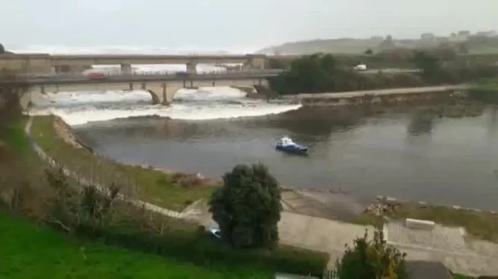 Un tsunami se cuela en el río Ouro a su paso por Foz