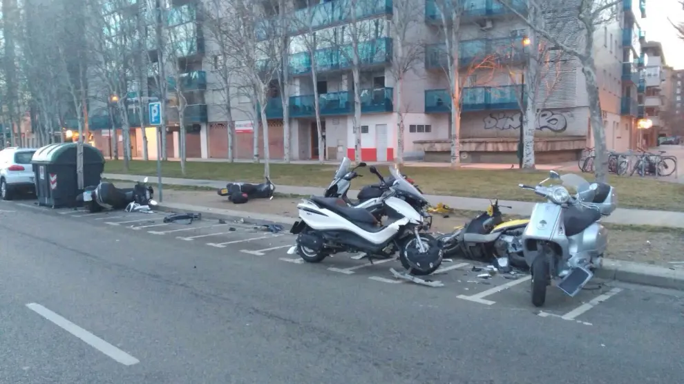 Motos derribadas por el vehículo del conductor que circulaba bajo los efectos del alcohol.