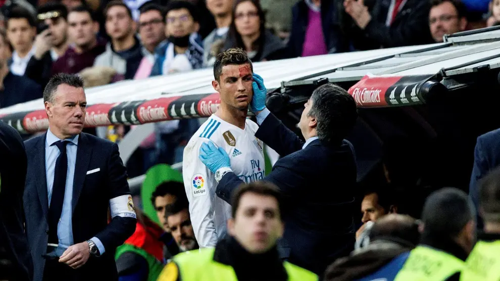 Cristiano Ronaldo es atendido de su brecha en la ceja.