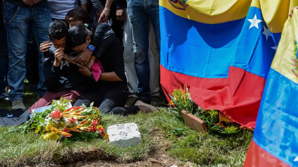 Familiares de algunos de los disidentes abatidos junto a Óscar Pérez en el lugar donde fueron enterrados