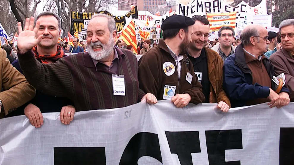 En una marcha en Madrid, convocada por partidos y entidades aragonesas, contra el plan hidrológico y el trasvase del Ebro, el 11 de marzo de 2001.