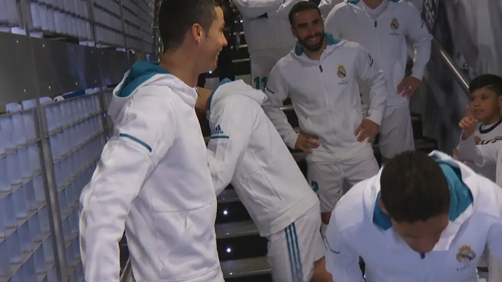 Cristiano Ronaldo, en el túnel de vestuarios del Bernabéu con sus compañeros.