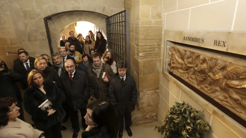 Las autoridades, con Lambán a la cabeza, han visitado el panteón real que alberga el Monasterio de San Pedro el Viejo