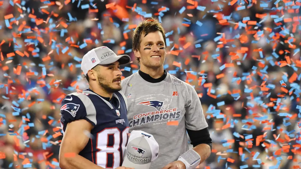 El receptor Danny Amendola y el quarterback Tom Brady de los Patriots, tras clasificarse para la Super Bowl.