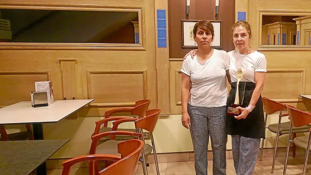 Trabajadoras de Cafetería Lago, con el trofeo del Concurso de Caldos.