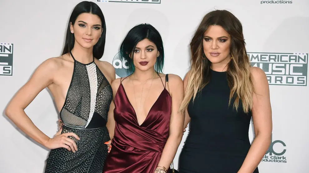 Kylie Jenner, en el centro, junto a sus hermanas Kendall y Khloé.