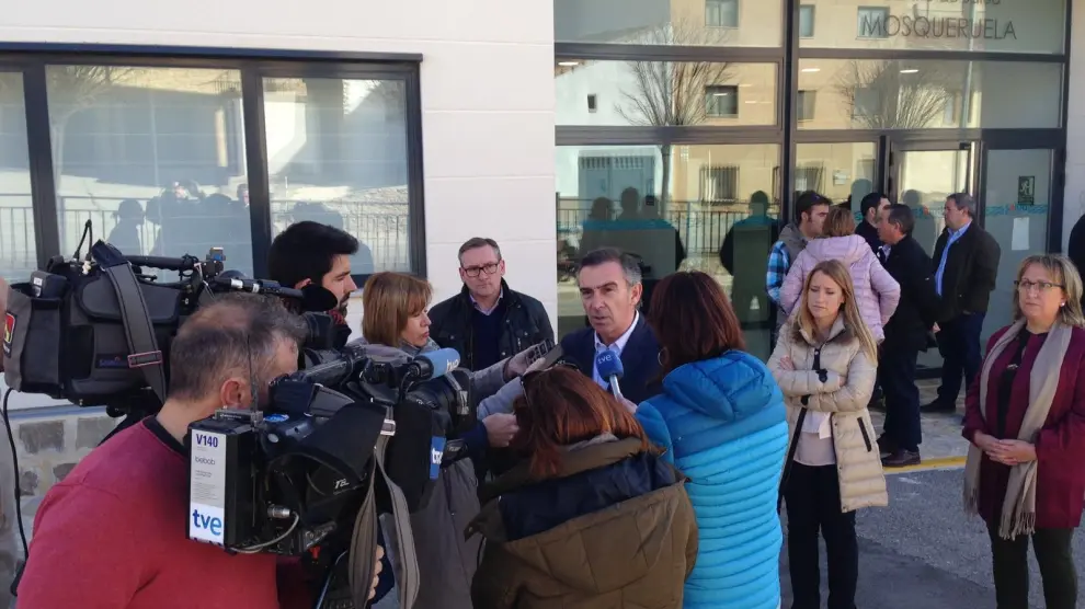 Luis María Beamonte atiende a los medios de comunicación a las puertas del centro de salud de Mosqueruela.