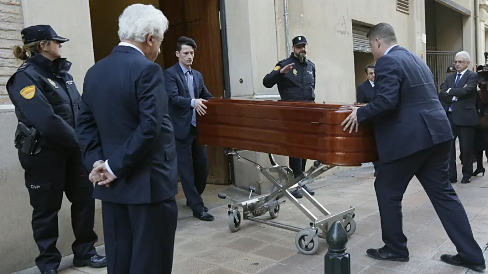 El féretro de Emilio Gastón llega a la sede del Justicia donde se ha instalado la capilla ardiente