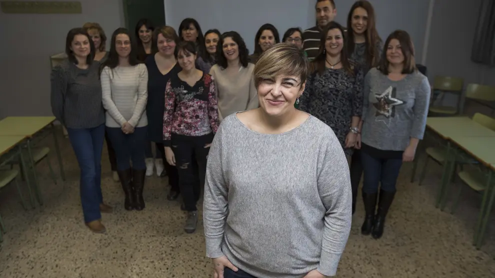 María José Ramo, con los alumnos que participan en el taller de empleo de Fuentes de Ebro.