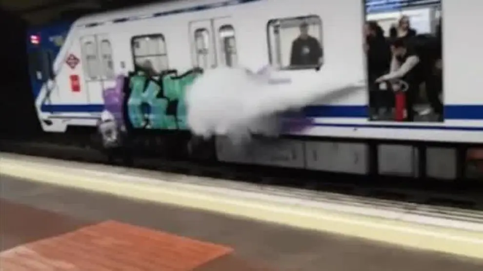 Un conductor del metro de Madrid rocía a dos grafiteros con un extintor