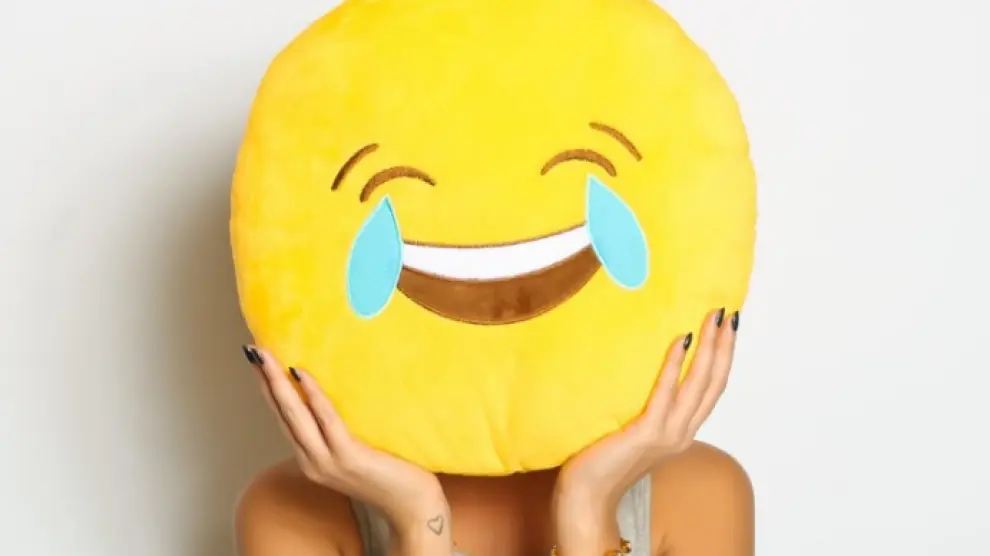 Un popular emoticón de Whatsapp llora mientras ríe