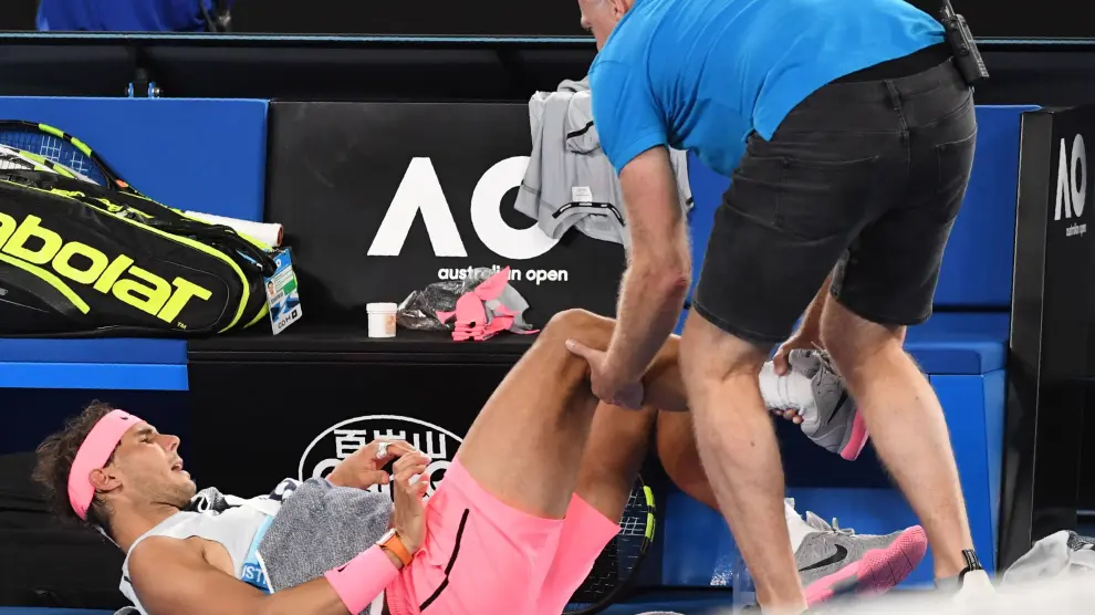 El tenista recibe atención médica durante el partido contra el croata Marin Cilic