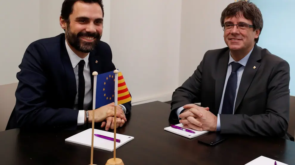 Torrent y Puigdemont mantienen su reunión en Bruselas pero cambian el emplazamiento por la prohibición del Gobierno
