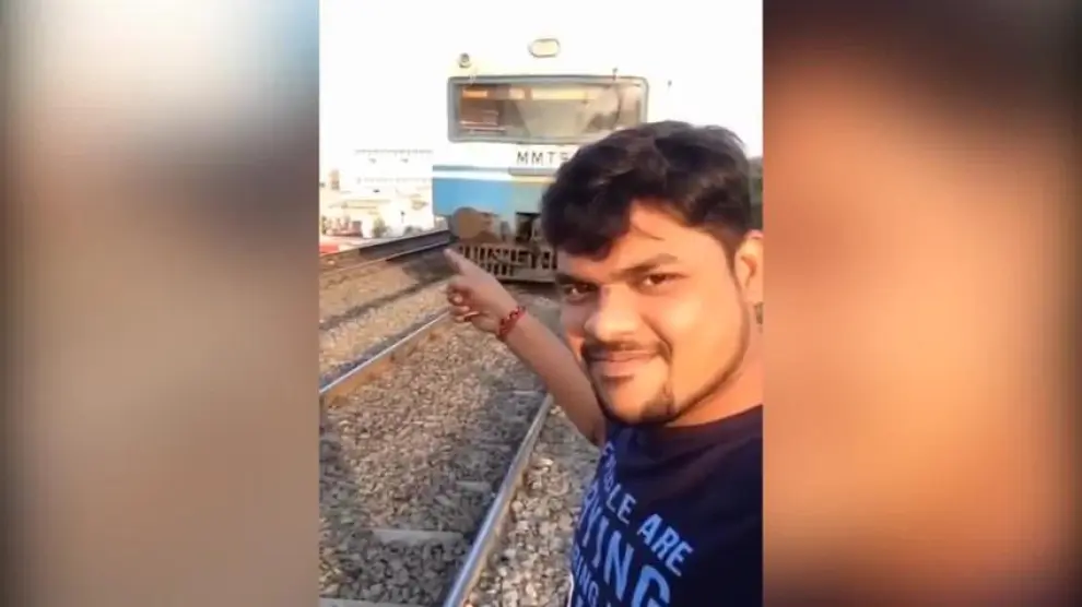 Un joven es arrollado por un tren mientras se hacia un 'selfie'