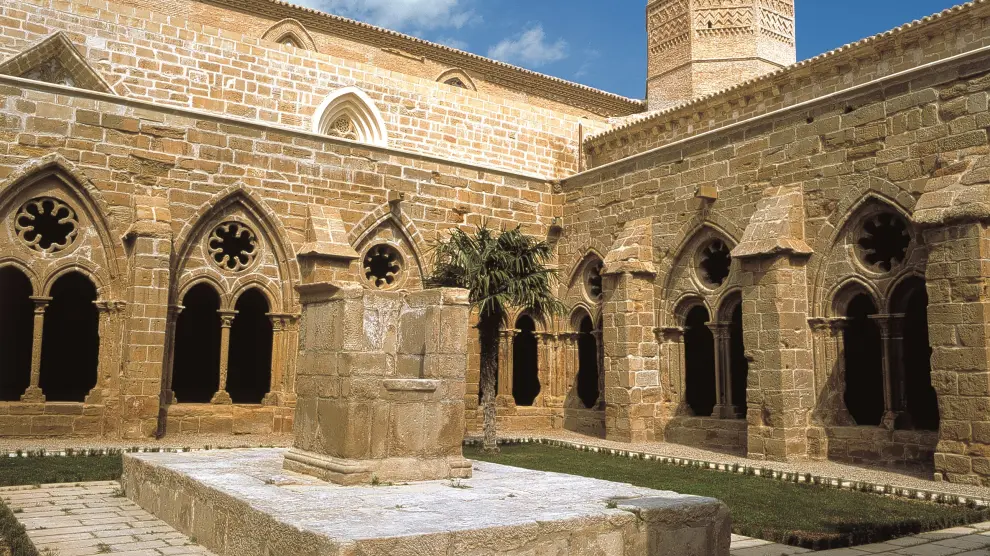 Claustro del monasterio de Rueda, con la torre mudéjar al fondo.