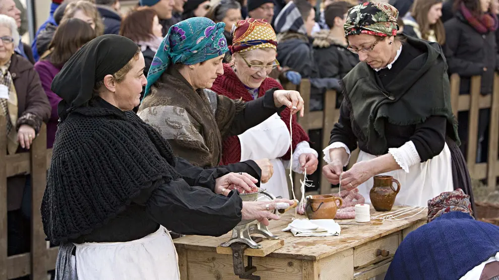 Vecinas del Albelda con trajes tradicionales elaborando el mondongo en una anterior Festa del Tossino.