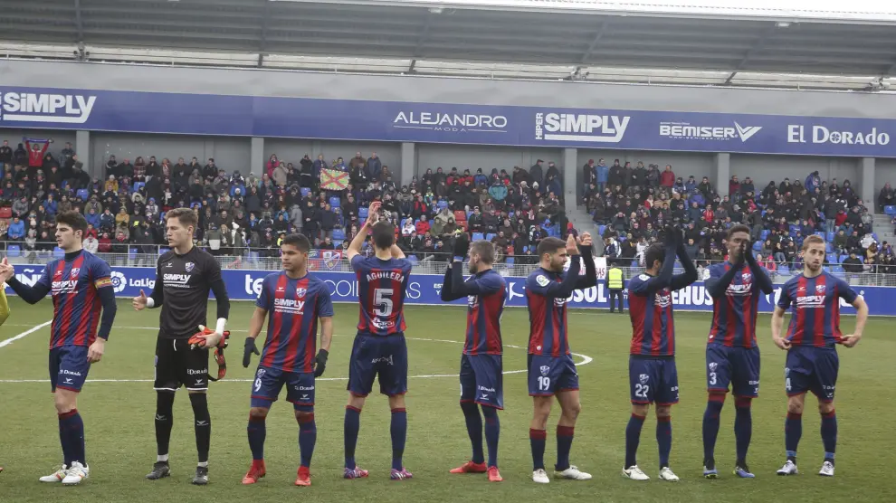 Los jugadores del Huesca aplauden al público antes de comenzar su último partido en El Alcoraz ante el Numancia (2-1).