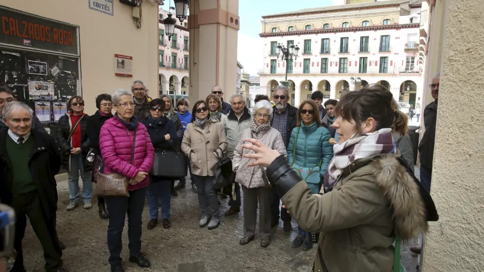 Participantes en una de las visitas guiadas a Huesca para vecinos de Zaragoza con motivo de la última Cincomarza