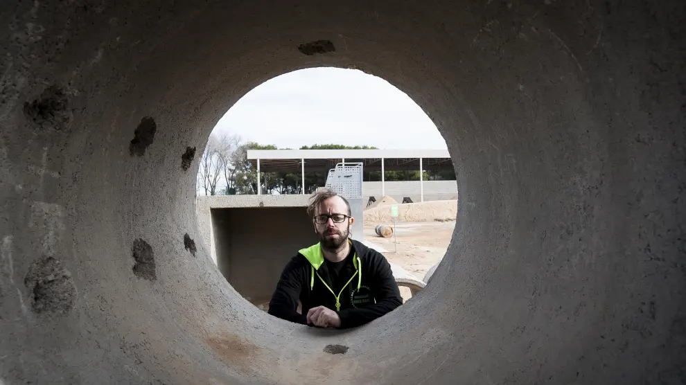 Gonzalo Raluy se asoma a uno de los tubos del 'bike park' de Vencillón.