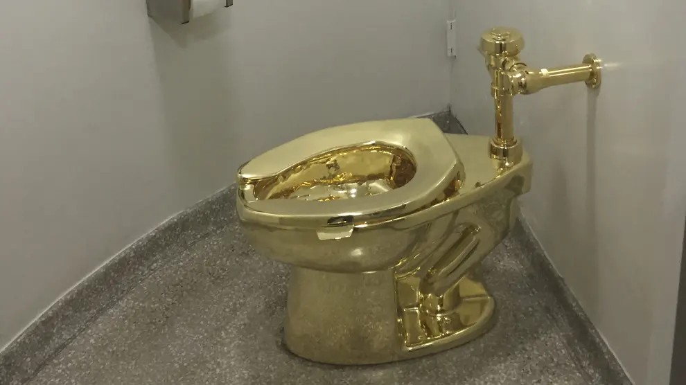 Taza de váter de oro con el título de 'América', obra del artista italiano Maurizio Cattelan