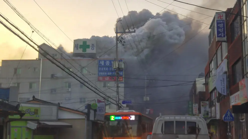 Las columnas de humo que se ven del hospital de Miryang