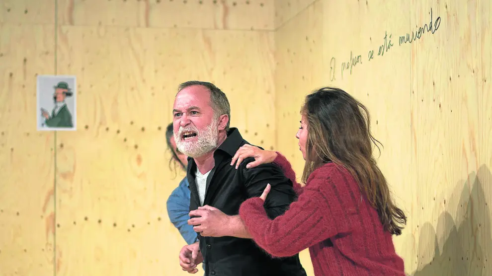 Luis Bermejo, Irene Escolar y Gonzalo Cunill detrás, en una escena de la obra 'Vania', que se estrena esta tarde en el Principal.