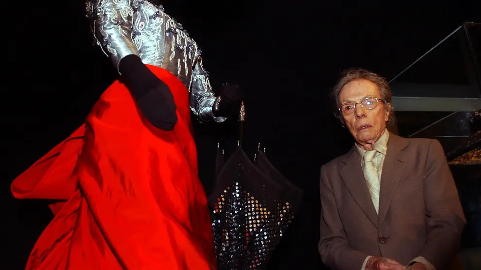 El turolense Manuel Pertegaz, junto a una de sus creaciones en la exposición retrospectiva que le dedicó el Museo Reina Sofía en 2004.