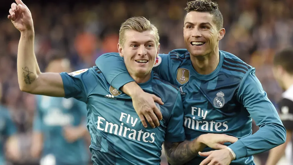 Toni Kroos celebra su gol junto a Cristiano Ronaldo
