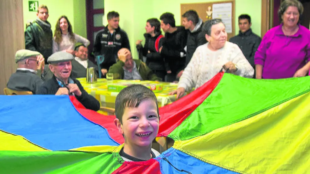Niños y mayores comparten juegos y risas en el centro de mayores de La Lonja.