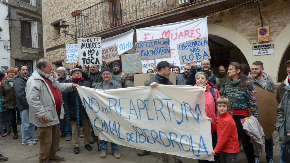 Decenas de vecinos se concentraron este domingo con pancartas en la plaza para mostrar su oposición a la central de Castellón.